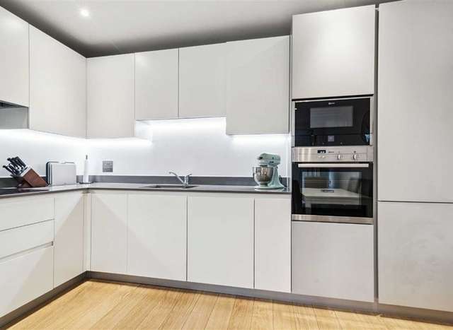 Flat For Sale in London, England