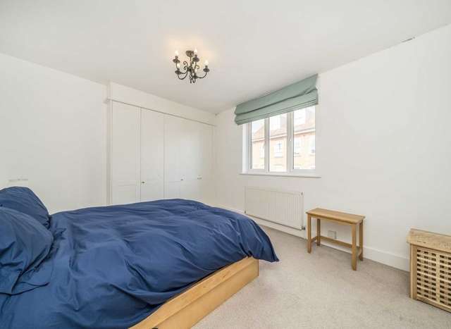 Maisonette For Sale in Elmbridge, England