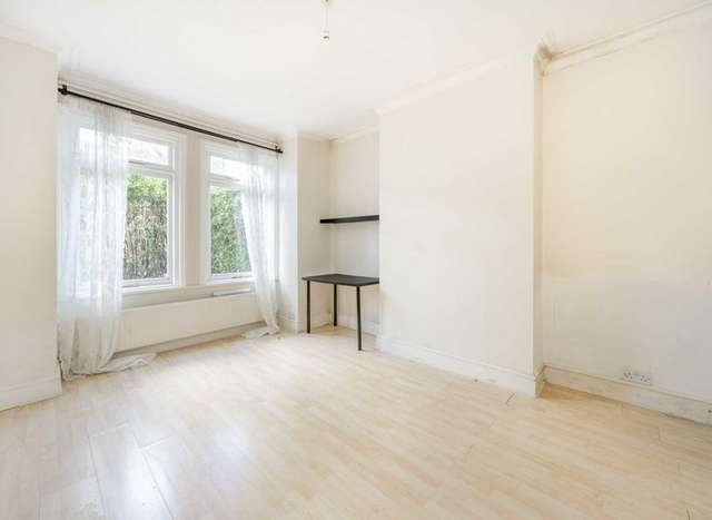 Maisonette For Sale in London, England