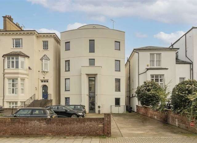 Flat For Sale in Warwick, England