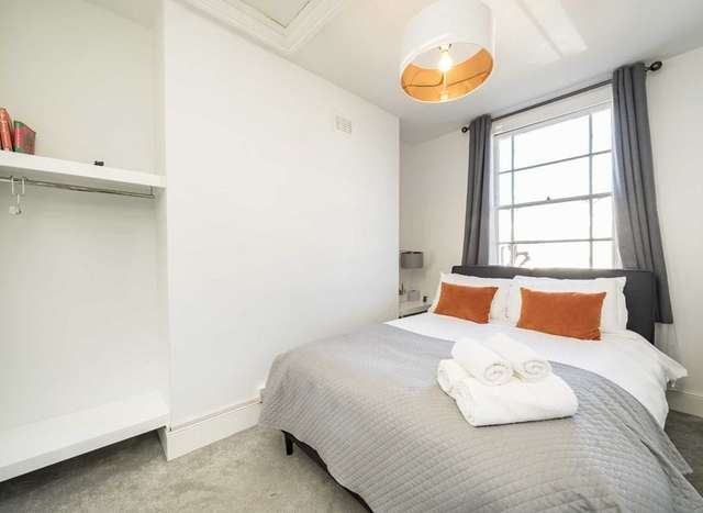 Maisonette For Sale in London, England