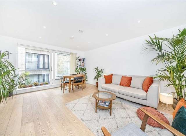 Flat For Sale in London, England