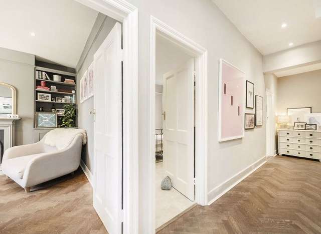 Maisonette For Sale in London, England