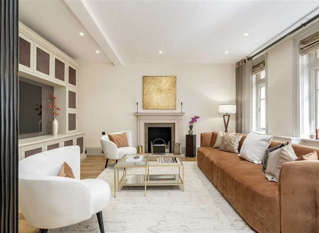 Flat For Sale in London, England