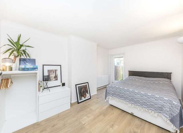 Maisonette For Sale in London, England