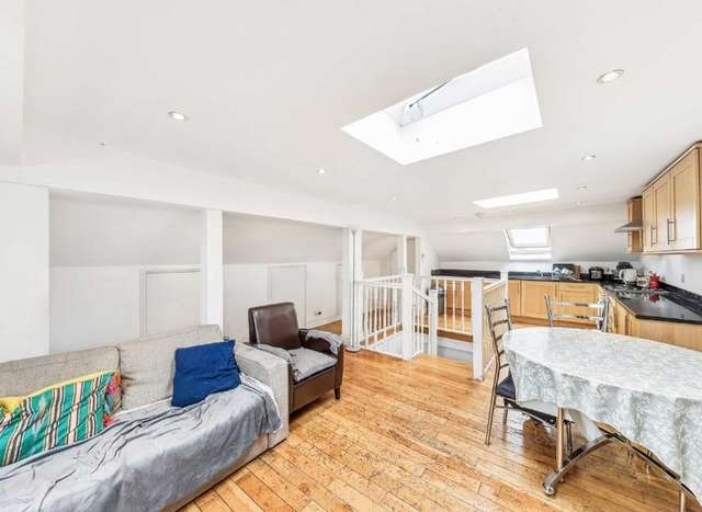 Flat For Sale in London, England