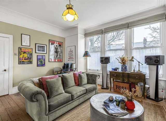 Flat For Sale in London, England