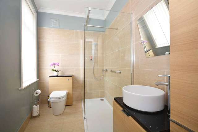 Flat For Sale in Leeds, England