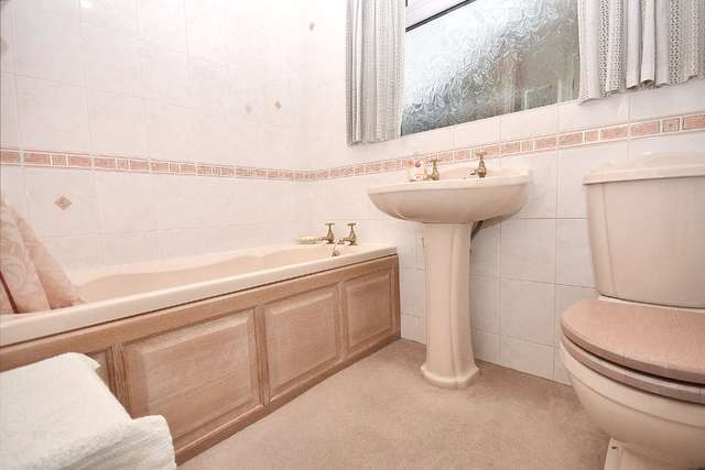 Bungalow For Sale in Wakefield, England