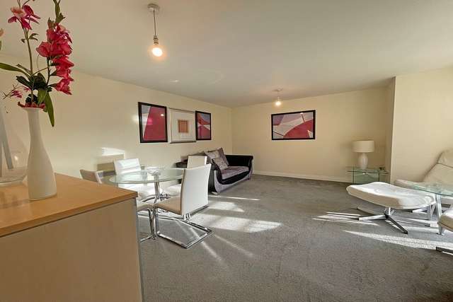 Apartment For Sale in Warwick, England