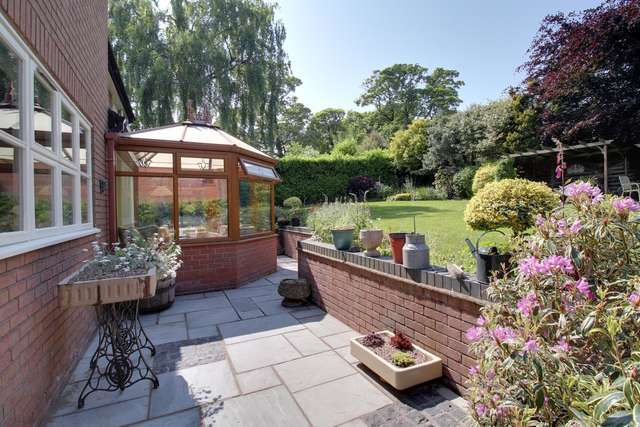 Detached house For Sale in Staffordshire Moorlands, England