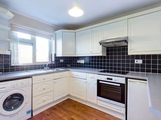 Maisonette For Sale in Crawley, England