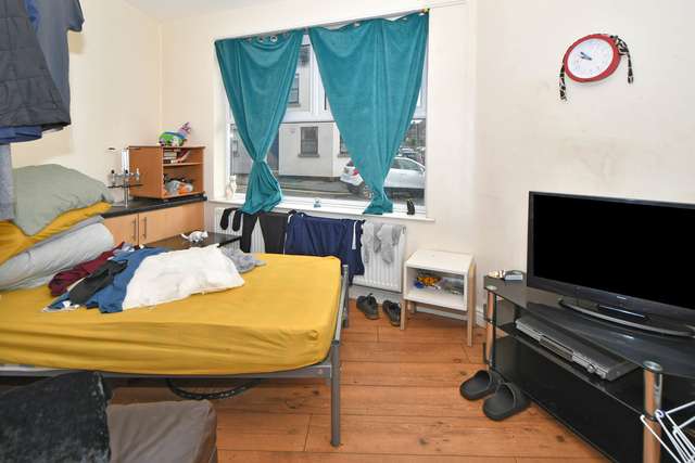 Apartment For Sale in Newcastle-under-Lyme, England