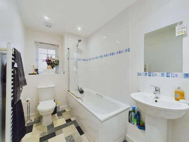 Apartment For Sale in Horsham, England