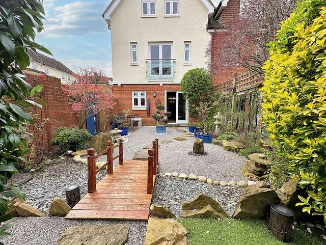 House For Sale in Horsham, England