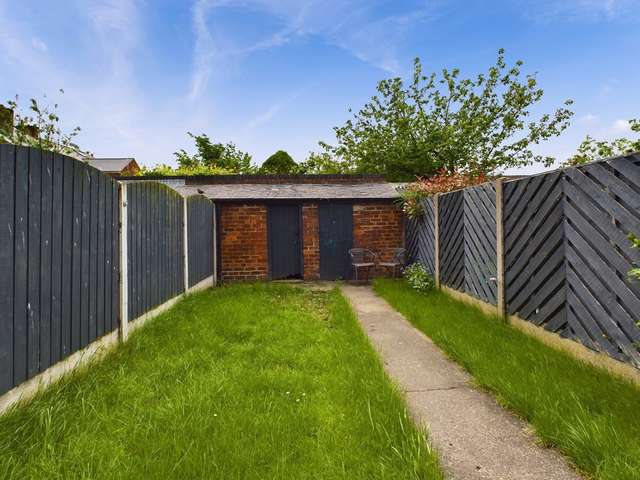 Terraced house For Sale in Chesterfield, England