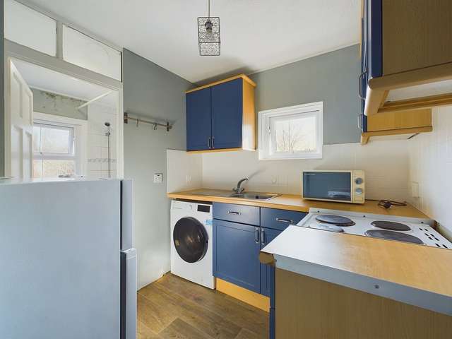 Maisonette For Sale in Crawley, England