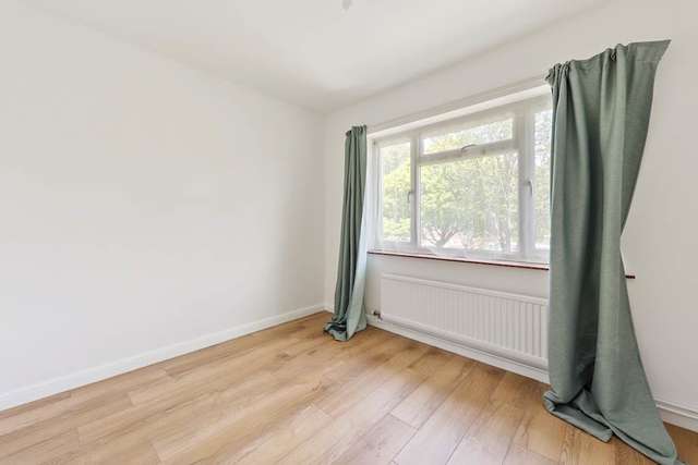 Maisonette For Sale in London, England