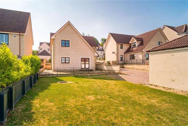 5 Bed House - Detached with 2 Reception Rooms