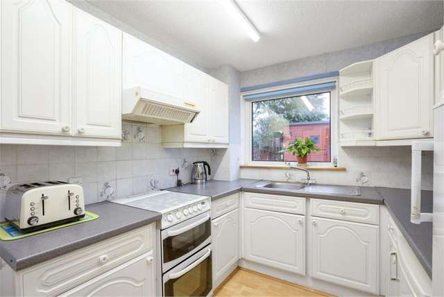 3 Bed House - Detached with 2 Reception Rooms