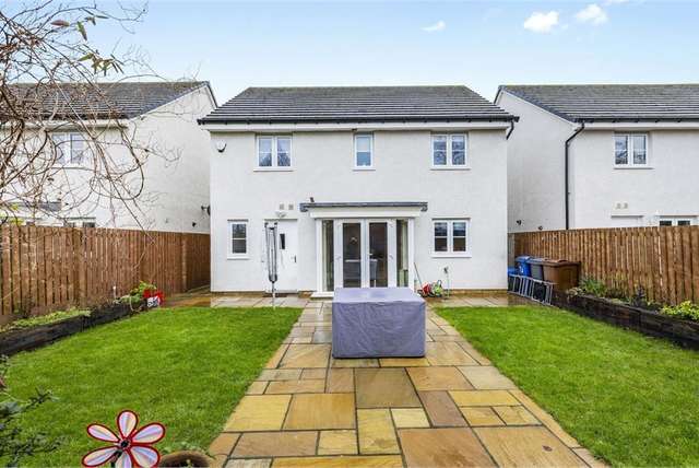 4 Bed House - Detached with 1 Reception Room