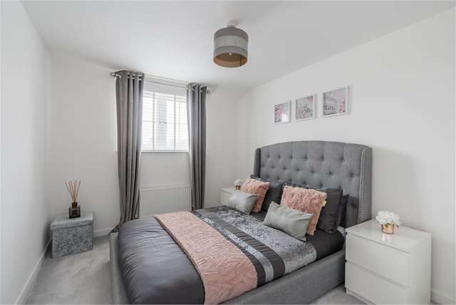 2 Bed Flat - Second Floor with 1 Reception Room