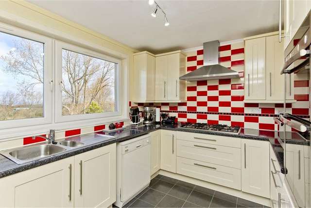 3 Bed House - Detached with 2 Reception Rooms
