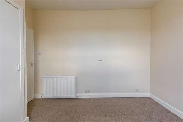 4 Bed Flat - First Floor with 1 Reception Room