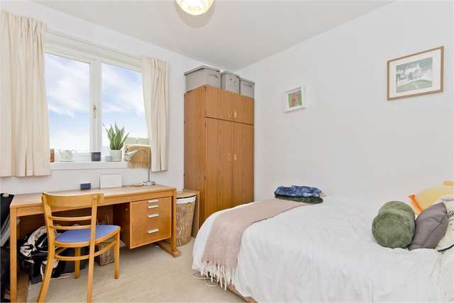 3 Bed Flat - Third Floor with 1 Reception Room