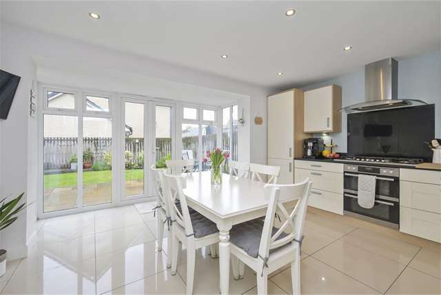 5 Bed House - Detached with 2 Reception Rooms
