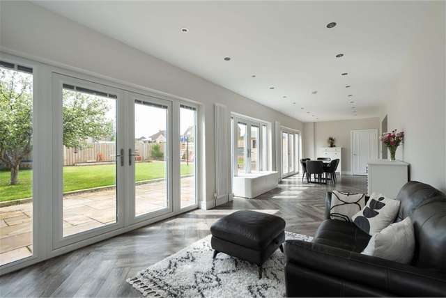 4 Bed House - Detached with 1 Reception Room
