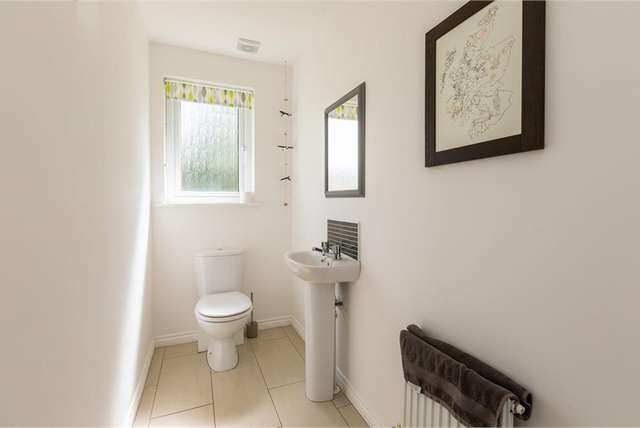 4 Bed House - Detached with 1 Reception Room