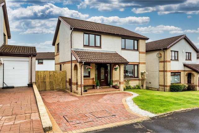 4 Bed House - Detached with 2 Reception Rooms
