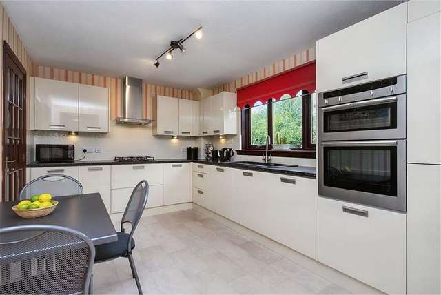 4 Bed House - Detached with 2 Reception Rooms