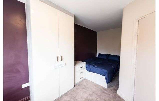 Rent 6 bedroom flat in Yorkshire And The Humber