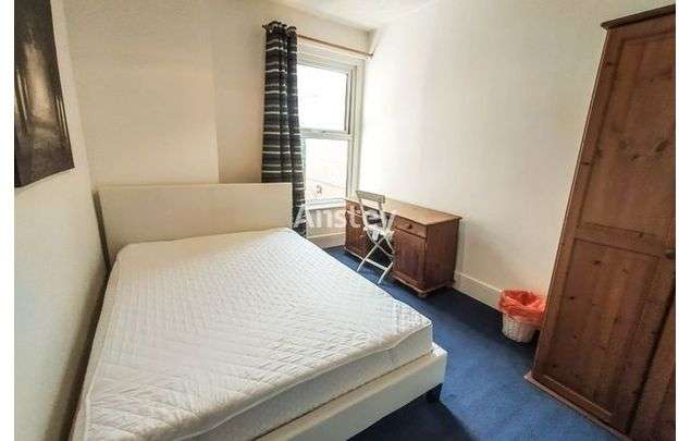 Rent 4 bedroom flat in South East England