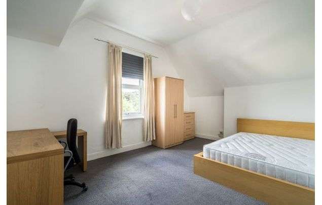 Rent 4 bedroom flat in Yorkshire And The Humber