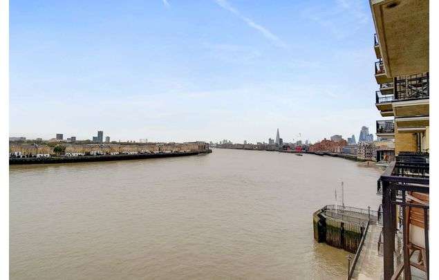 Rent 2 bedroom flat of 92 m² in London