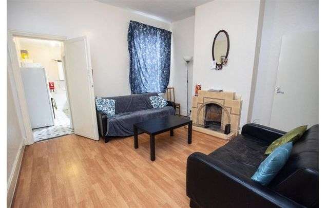 Rent 3 bedroom flat in West Midlands