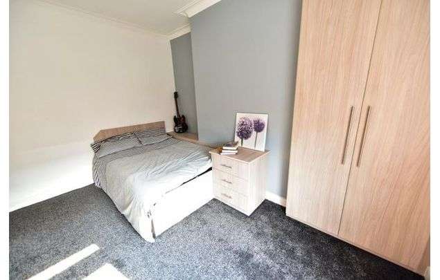 Rent 6 bedroom flat in Yorkshire And The Humber