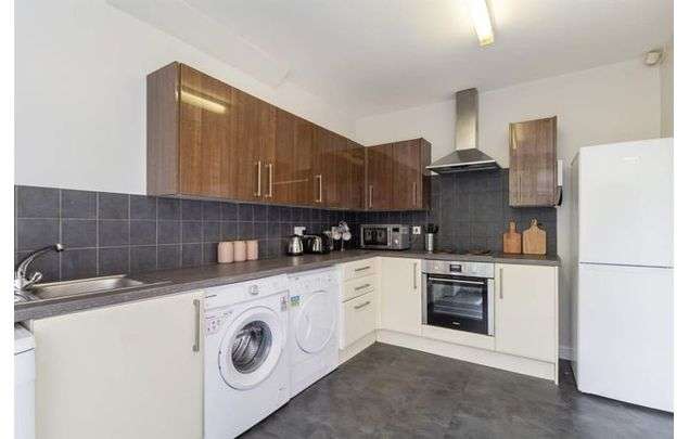 Rent 6 bedroom flat in Leeds