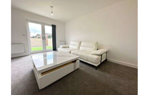 Rent 4 bedroom flat in Leeds