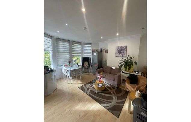 Rent 5 bedroom flat in Cardiff