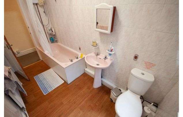 Rent 7 bedroom flat in Leeds