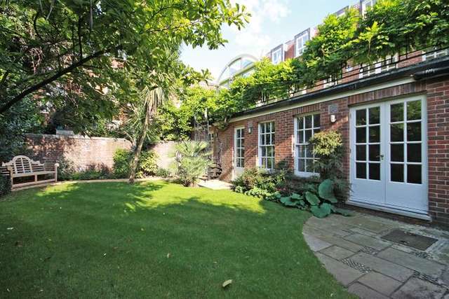 Detached house to rent in Avenue Road, St Johns Wood, London NW8