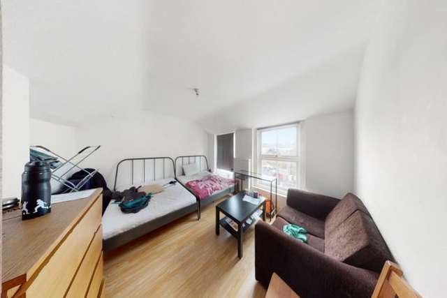 Maisonette to rent in Court Street, London E1