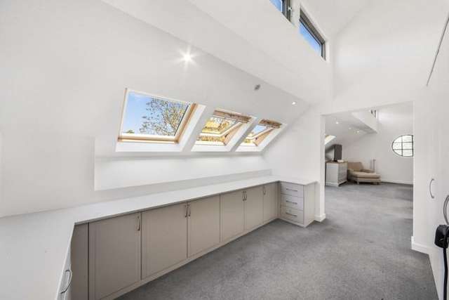 Flat for sale in Alexandra Avenue, London SW11