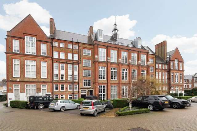 Flat for sale in Amies Street, London SW11