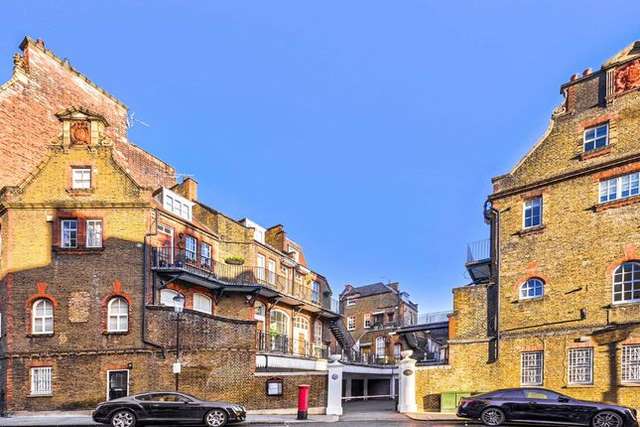 Maisonette to rent in Kensington Court Mews, London W8