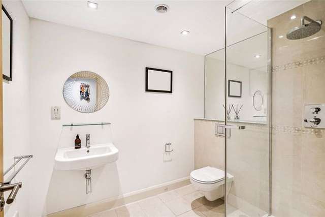 Mews house for sale in Salisbury Mews, Fulham, London SW6